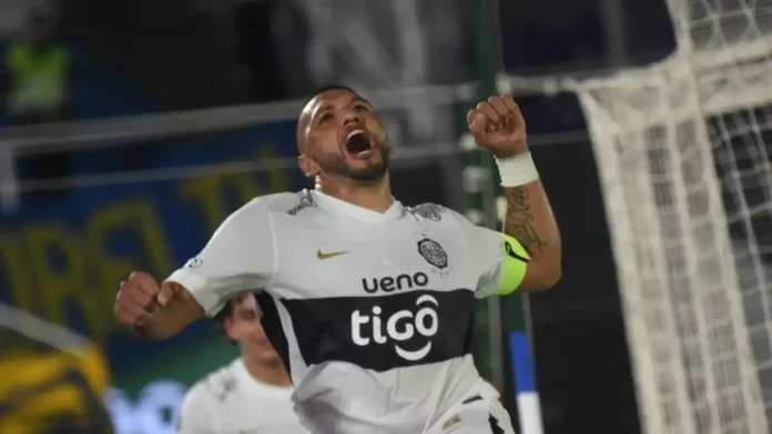 Richard Ortiz celebra un gol de Olimpia.Foto: Andrés Catalán/Última Hora