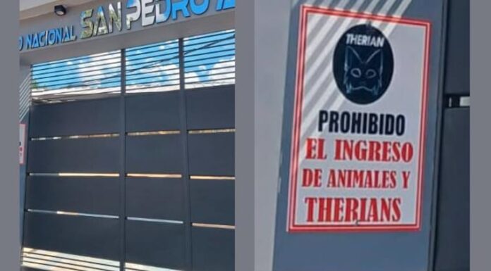 El cartel está colocado en la entrada del colegio. Foto: Gentileza