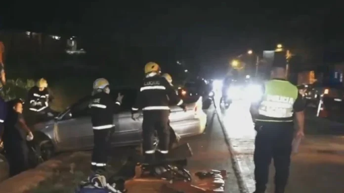 Adolescente choca contra motociclista al intentar salvar a su madre. Foto: Captura de video / Telefuturo.