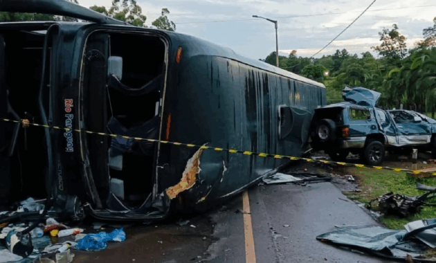 Así quedaron el ómnibus y la camioneta tras el accidente de tránsito.Foto: Gentileza.
