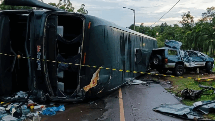 Así quedaron el ómnibus y la camioneta tras el accidente de tránsito.Foto: Gentileza.