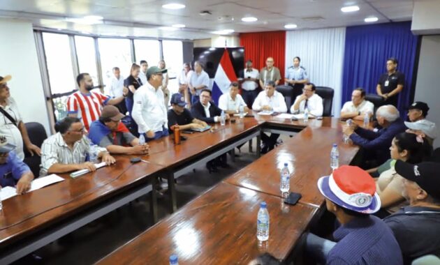 El ministro Tadeo Rojas se reunió con representantes de la coordinadora.FOTO: GENTILEZA