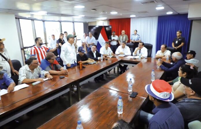El ministro Tadeo Rojas se reunió con representantes de la coordinadora.FOTO: GENTILEZA