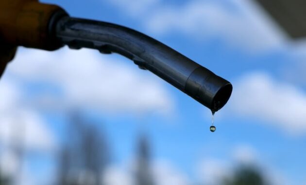 El combustible alcanza picos muy altos. Foto: AFP.