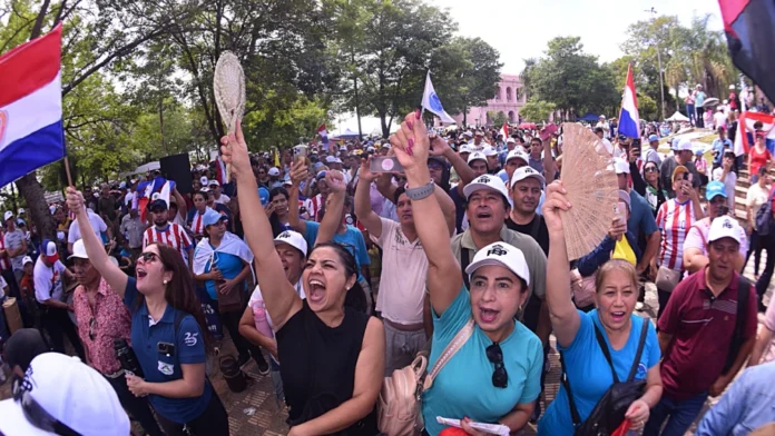 Docentes inundaron calles y rutas del país para defender lo que consideran una jubilación digna la semana pasada.Foto: Daniel Duarte - ÚH. Docentes inundaron calles y rutas del país para defender lo que consideran una jubilación digna la semana pasada.Foto: Daniel Duarte - ÚH.