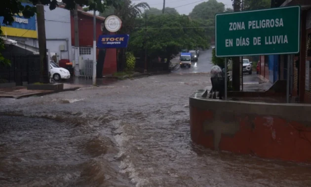 La lluvia ocasionó intentos raudales en Asunción y Central.Foto: Daniel Duarte - ÚH.