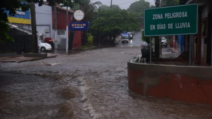 La lluvia ocasionó intentos raudales en Asunción y Central.Foto: Daniel Duarte - ÚH. La lluvia ocasionó intentos raudales en Asunción y Central.Foto: Daniel Duarte - ÚH.
