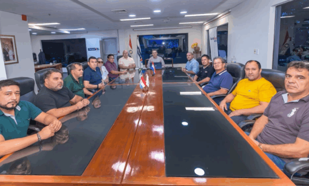 Encuentro. Trabajadores de Petropar reunidos con el nuevo presidente, William Wilka.GENTILEZA