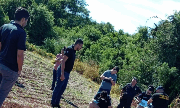 La Policía Nacional se constituyó en el lugar del hallazgo del cadáver en Ñacunday.Foto: Gentileza.