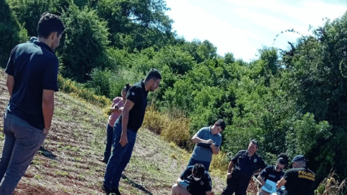 La Policía Nacional se constituyó en el lugar del hallazgo del cadáver en Ñacunday.Foto: Gentileza. La Policía Nacional se constituyó en el lugar del hallazgo del cadáver en Ñacunday.Foto: Gentileza.
