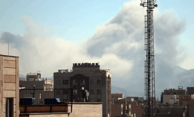 El humo se eleva tras un ataque aéreo en el centro de Teherán, Irán, el 3 de marzo de 2026. Una operación militar conjunta de Israel y Estados Unidos sigue atacando múltiples objetivos en todo Irán desde la madrugada del 28 de febrero de 2026.Foto: Abedin Taherkenareh/EFE.