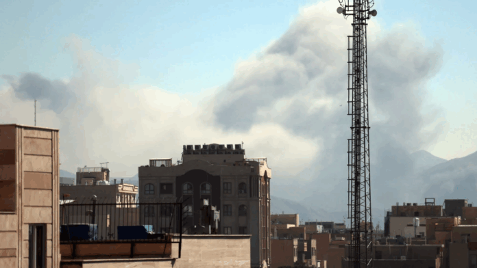 El humo se eleva tras un ataque aéreo en el centro de Teherán, Irán, el 3 de marzo de 2026. Una operación militar conjunta de Israel y Estados Unidos sigue atacando múltiples objetivos en todo Irán desde la madrugada del 28 de febrero de 2026.Foto: Abedin Taherkenareh/EFE. El humo se eleva tras un ataque aéreo en el centro de Teherán, Irán, el 3 de marzo de 2026. Una operación militar conjunta de Israel y Estados Unidos sigue atacando múltiples objetivos en todo Irán desde la madrugada del 28 de febrero de 2026.Foto: Abedin Taherkenareh/EFE.