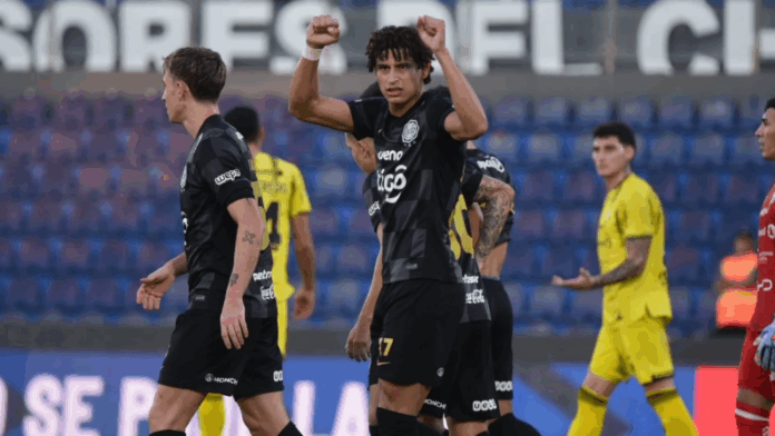 Adrián Alcaraz festeja su gol para Olimpia.Foto: Daniel Duarte - Última Hora