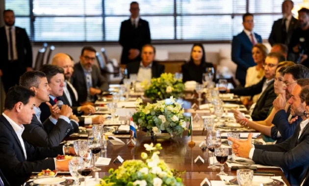 Santiago Peña sostuvo un encuentro con representantes de sectores clave como la bioenergía, los alimentos, la construcción y la logística que forman parte de la Federación de las Industrias de Mato Grosso do Sul.Foto: @SantiPenap.