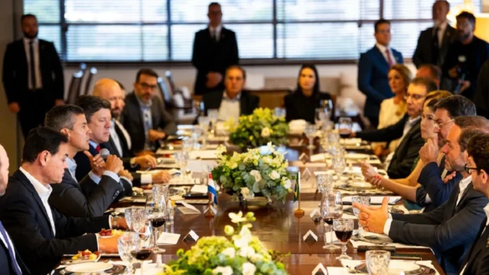 Santiago Peña sostuvo un encuentro con representantes de sectores clave como la bioenergía, los alimentos, la construcción y la logística que forman parte de la Federación de las Industrias de Mato Grosso do Sul.Foto: @SantiPenap.