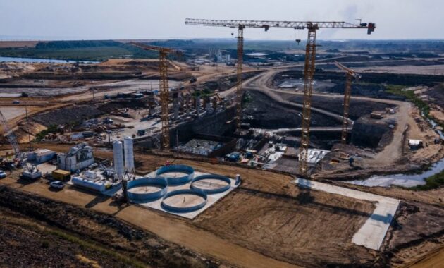 Estas piezas, que arribaron este fin de semana a la zona de obras, son esenciales para el sistema de control de las turbinas, ya que permiten almacenar y regular el aceite presurizado necesario para su operación. Foto: Gentileza