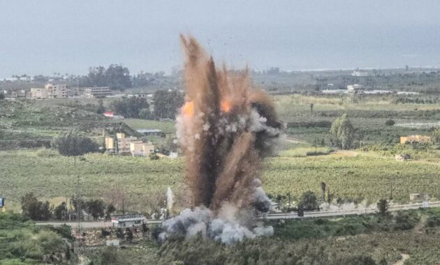 Una bola de fuego se eleva desde el lugar de un ataque aéreo israelí que tuvo como objetivo el puente Qasmiyeh, en el sur del Líbano. Foto: Kawnat Haju/AFP