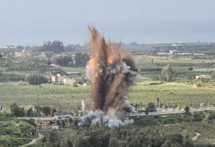 Una bola de fuego se eleva desde el lugar de un ataque aéreo israelí que tuvo como objetivo el puente Qasmiyeh, en el sur del Líbano. Foto: Kawnat Haju/AFP Una bola de fuego se eleva desde el lugar de un ataque aéreo israelí que tuvo como objetivo el puente Qasmiyeh, en el sur del Líbano. Foto: Kawnat Haju/AFP