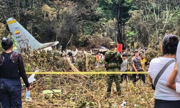 El apoyo de los pobladores en el rescate fue clave para que la cifra de muertos no fuera aún mayor, dijo Jhon Molina, gobernador del departamento de Putumayo, donde ocurrió el accidente. Foto: AFP.