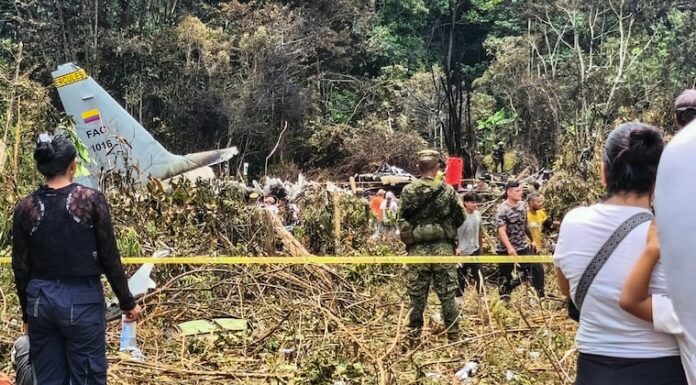 El apoyo de los pobladores en el rescate fue clave para que la cifra de muertos no fuera aún mayor, dijo Jhon Molina, gobernador del departamento de Putumayo, donde ocurrió el accidente. Foto: AFP.