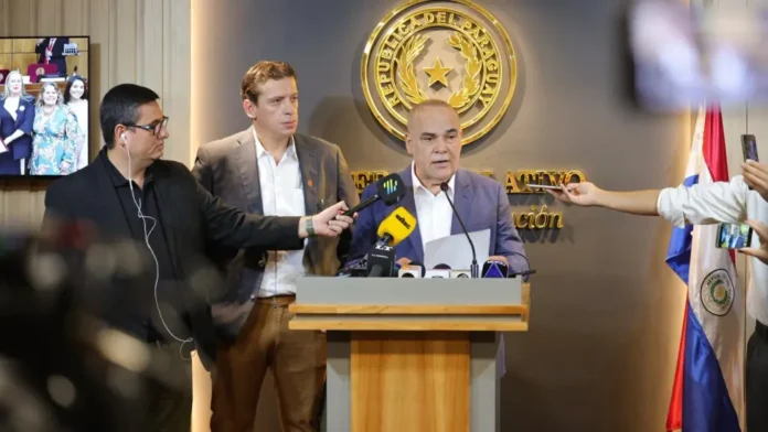 Basilio Bachi Núñez en la conferencia de prensa que brindó este lunes, acompañado de Nano Galaverna.Foto: Rodrigo Villamayor - ÚH. Basilio Bachi Núñez en la conferencia de prensa que brindó este lunes, acompañado de Nano Galaverna.Foto: Rodrigo Villamayor - ÚH.