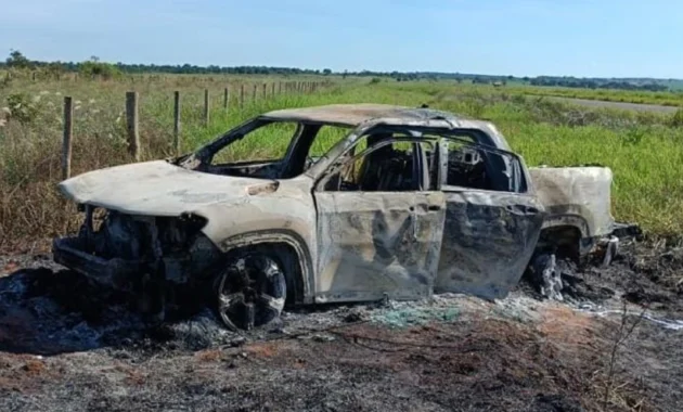 La camioneta fue hallada por los vecinos completamente consumida por las intensas llamas.Foto: Marciano Candia.