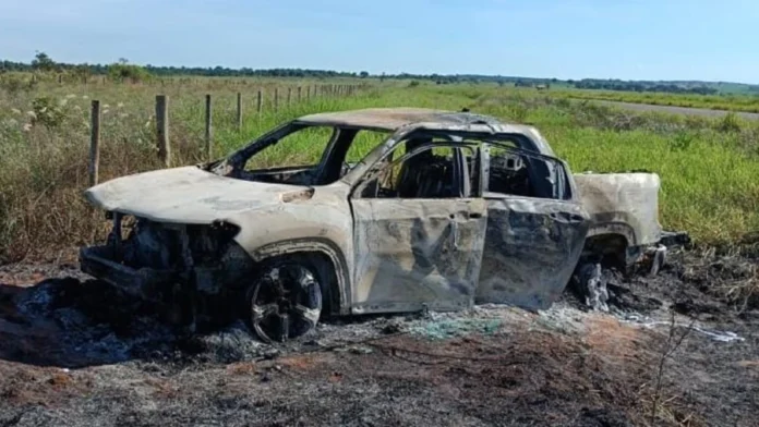 La camioneta fue hallada por los vecinos completamente consumida por las intensas llamas.Foto: Marciano Candia.