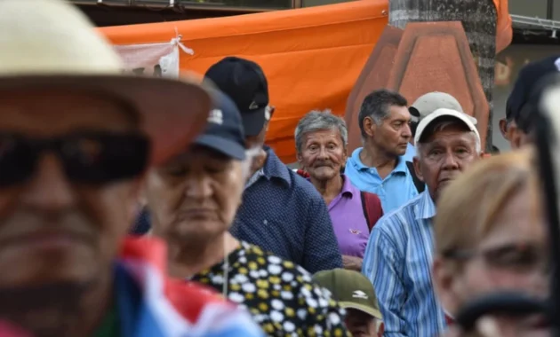 Los adultos mayores se manifestaron frente al Ministerio de Desarrollo Social el pasado lunes. Foto: Renato Delgado/ÚH.