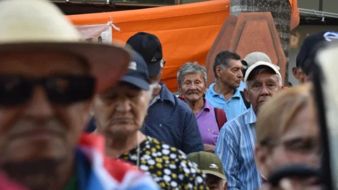 Los adultos mayores se manifestaron frente al Ministerio de Desarrollo Social el pasado lunes. Foto: Renato Delgado/ÚH.