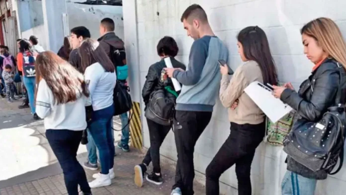 Según el Indec, la cifra de desocupados en los 31 mayores conglomerados urbanos de Argentina considerados en la medición oficial fue en el cuarto trimestre de 2025 de 1.093.000 personas, 156.000 más que en igual trimestre de 2024.Foto: perfil.com.