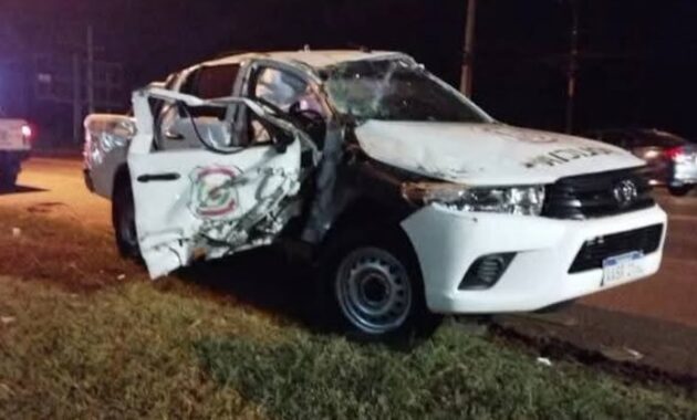El móvil policial quedó con daños materiales. Foto: Gentileza.