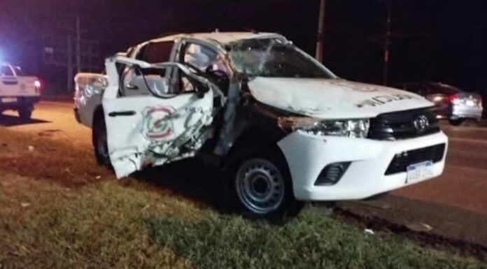 El móvil policial quedó con daños materiales. Foto: Gentileza. El móvil policial quedó con daños materiales. Foto: Gentileza.