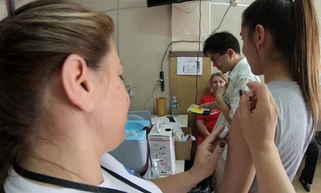Prevención. Con la vacuna contra la influenza se busca evitar cuadros graves de enfermedades respiratorias.