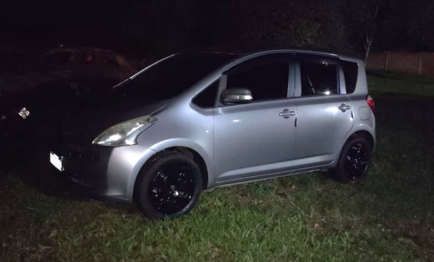 Automóvil en cuyo interior fue sorprendida la pareja. Foto: Radio Concierto.