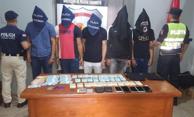 Los detenidos portaban billetes falsos.