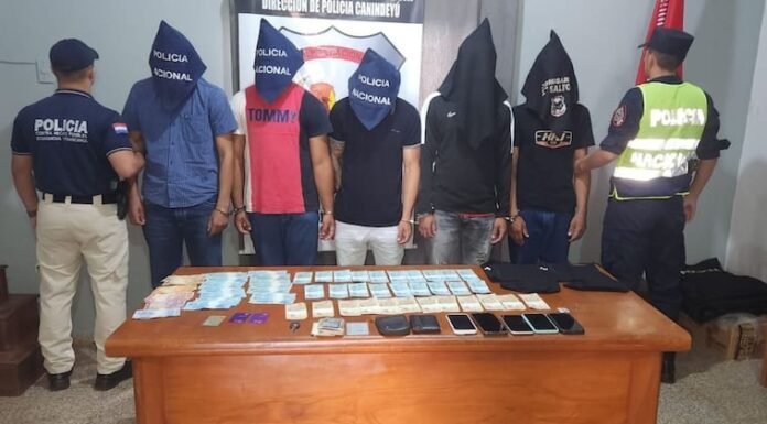 Los detenidos portaban billetes falsos. Los detenidos portaban billetes falsos.