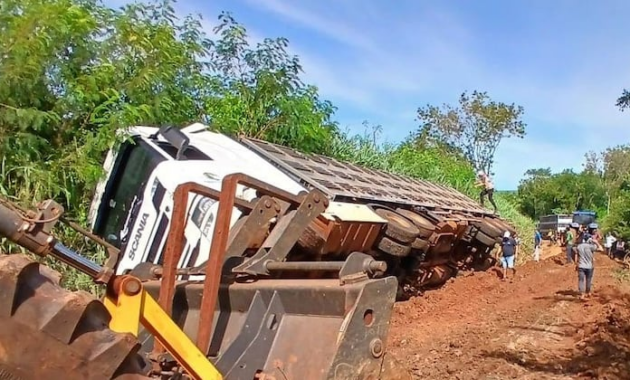 El camión acabó volcando al costado de un camino vecinal. Foto: Gentileza.