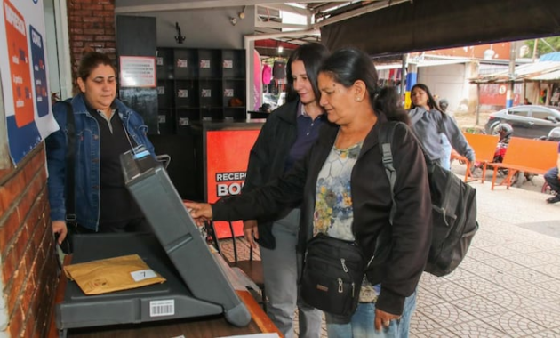 La ciudadanía tiene la posibilidad de practicar el uso de las máquinas de votación. Foto: TSJE. La ciudadanía tiene la posibilidad de practicar el uso de las máquinas de votación. Foto: TSJE.