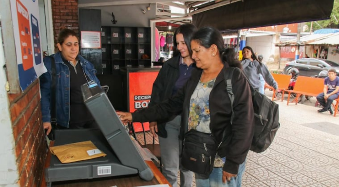 La ciudadanía tiene la posibilidad de practicar el uso de las máquinas de votación. Foto: TSJE. La ciudadanía tiene la posibilidad de practicar el uso de las máquinas de votación. Foto: TSJE. La ciudadanía tiene la posibilidad de practicar el uso de las máquinas de votación. Foto: TSJE.