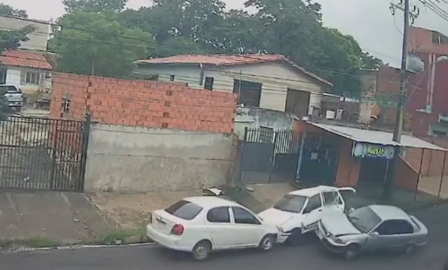 Momento en que el vehículo robado protagoniza el choque durante su huida. Imagen: captura de video.