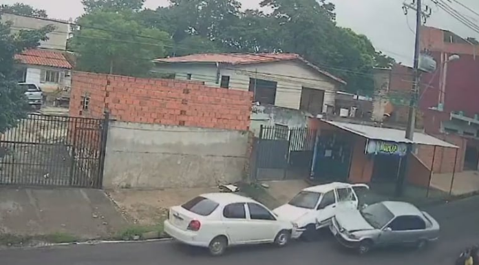 Momento en que el vehículo robado protagoniza el choque durante su huida. Imagen: captura de video.