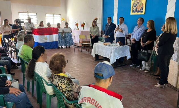 El ministro Tadeo Rojas se reunió con representantes de una organización de adultos mayores en la sede 1 de la Pastoral del Adulto Mayor Arquidiocesana, en el Bañado Sur. Foto: Gentileza