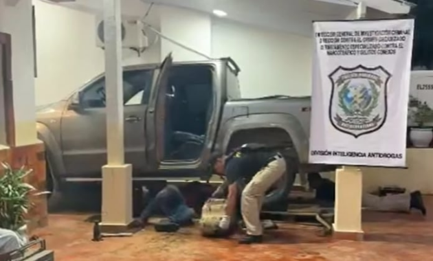 Momento en que desmontaron el tanque de combustible para extraer la droga. Imagen: captura de video.