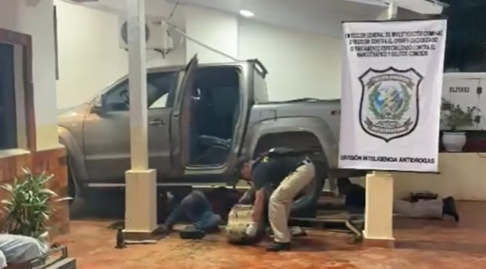 Momento en que desmontaron el tanque de combustible para extraer la droga. Imagen: captura de video. Momento en que desmontaron el tanque de combustible para extraer la droga. Imagen: captura de video.
