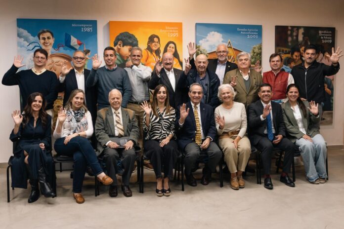 La Fundación Paraguaya presentó su Memoria 2025 con resultados que reflejan un fuerte impacto social: el 71 % de las familias ya supera el salario mínimo, con ingresos promedio de G. 5,5 millones. Un año marcado por crecimiento financiero, reconocimiento internacional y avances concretos en la reducción de la pobreza. La Fundación Paraguaya presentó su Memoria 2025 con resultados que reflejan un fuerte impacto social: el 71 % de las familias ya supera el salario mínimo, con ingresos promedio de G. 5,5 millones. Un año marcado por crecimiento financiero, reconocimiento internacional y avances concretos en la reducción de la pobreza.