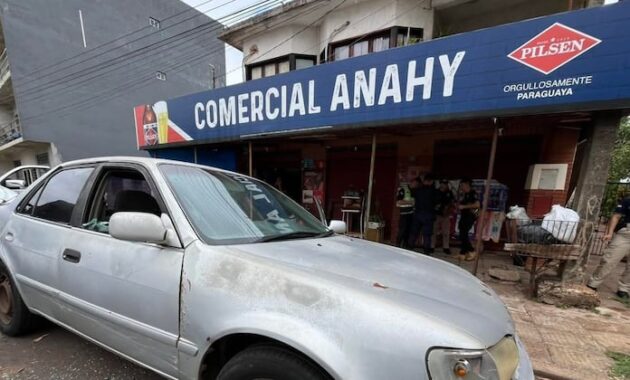 Los delincuentes rompieron las ventanillas del automóvil para robar el dinero. Foto: Cuentas Claras.