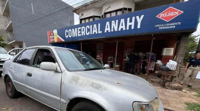 Los delincuentes rompieron las ventanillas del automóvil para robar el dinero. Foto: Cuentas Claras. Los delincuentes rompieron las ventanillas del automóvil para robar el dinero. Foto: Cuentas Claras.