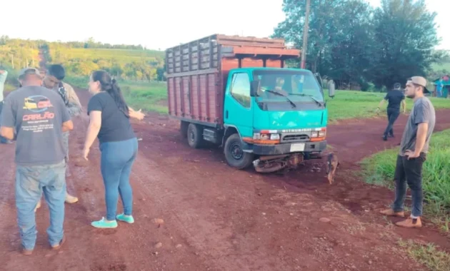 La motocicleta quedó incrustada bajo las ruedas del camión.Foto: Gentileza.