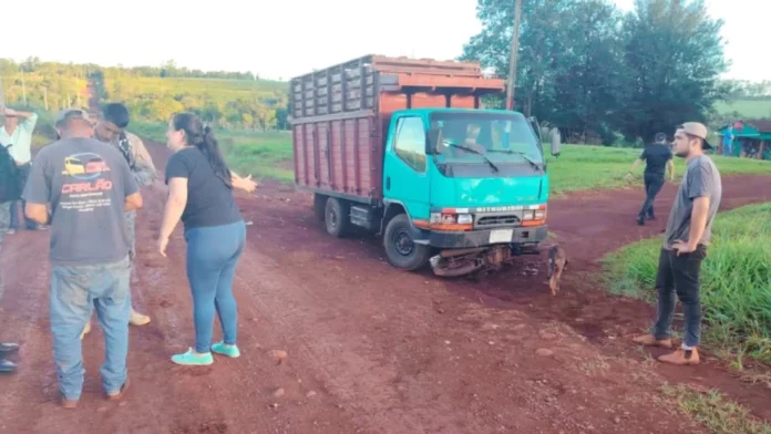 La motocicleta quedó incrustada bajo las ruedas del camión.Foto: Gentileza.