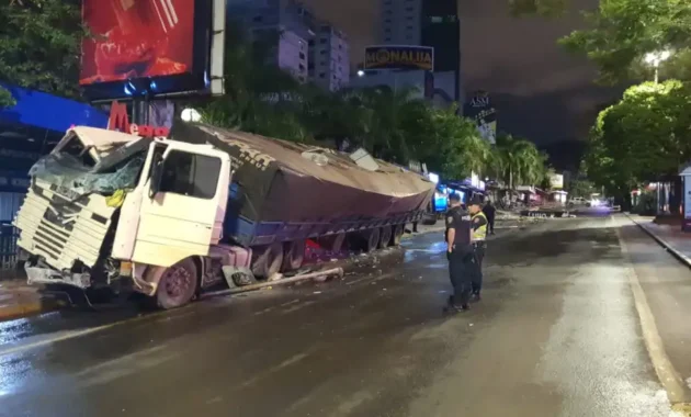 Un camión de gran porte impactó contra columnas de la ANDE. Foto: Wilson Ferreira/ÚH.